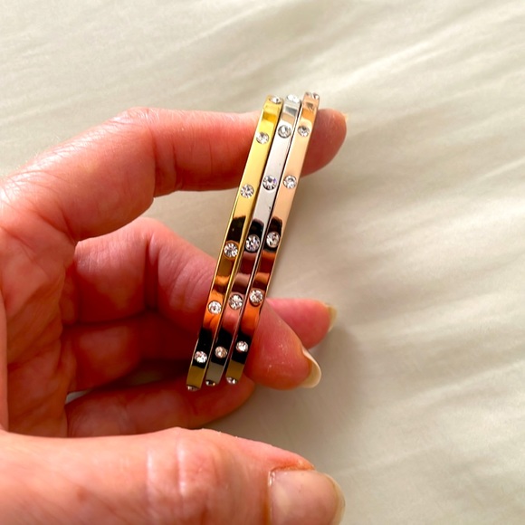 Tri color bangle bracelets. Set of three. Hidden catch clasp. Cartier STYLE. - Picture 6 of 7